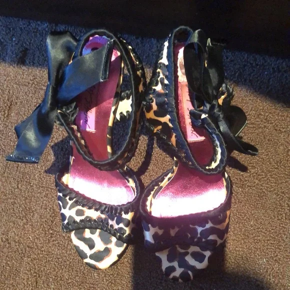 Betsy Johnson beautiful cocktail shoes - Picture 2 of 9